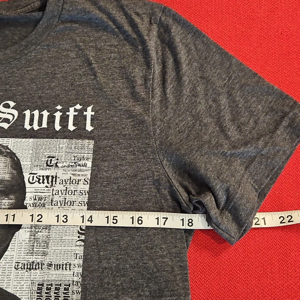 Taylor Swift  gray short sleeve graphic concert tee Med. REPUTATION tour dates - Picture 5 of 9